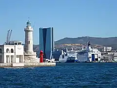 Tour CMA-CGM (et phare Sainte-Marie au premier plan) (avant construction de La Marseillaise, 2015)