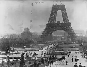 Pendant la construction de la tour Eiffel.