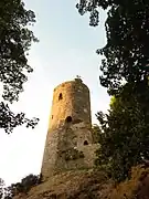 Vue du bas du fossé ouest. Détail de l'arrachement de la courtine sud-ouest.