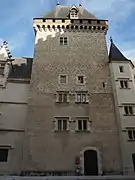Photographie en couleur d'une tour d'un château.