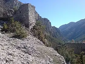 Restes de la tour, et gorges de Trévans en arrière-plan.