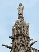 La statue de Saint Jacques surplombant la tour Saint-Jacques.