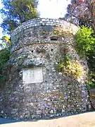 Vestiges d'une tour du château.