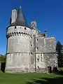 Tour cylindrique à mâchicoulis du château de Crazannes.