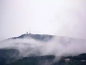 La tour domine les vallées environnantes.