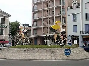 2006, la ville se couvre de vélos pour accueillir le Tour de France.