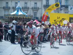 2009, Guy Roux sur la place de la Comédie, durant l'opération « On a tous un cœur ».