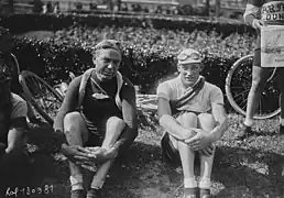 Cyclistes assis sur le bord d'une route.