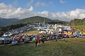 Le parc de l'organisation du Tour de France 2014.