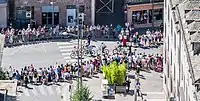 Passage de la tête de la course  à l'entrée de la place d'Armes 10e étape du Tour de France 2019