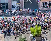 Passage du peloton à l'entrée de la place d'Armes