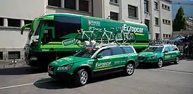 Photgraphie présentant les véhicules de l'équipe avec le nouveau sponsor Europcar.