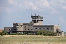 Tour de contrôle de la Base aérienne 102, vue depuis le taxiway Charlie, en juillet 2019.