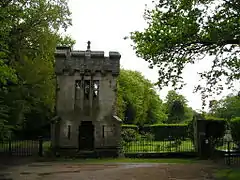 La tour de garde, dans le parc.