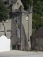 Photographie en couleurs représentant une vieille tour grise.