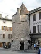 L'une des tours de l'ancienne enceinte abbatiale : la tour du Portier