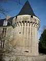Une des deux tours crénelées du château de Dampierre-sur-Boutonne.