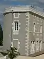 La tour ronde du château de Tonnay-Charente, unique vestige de l'époque médiévale du château.