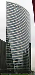 La tour EDF, à La Défense, présente une hauteur de 165 mètres. L’utilisation d’un BHP de type B80 pour les piliers de façade a permis de limiter le diamètre des poteaux les plus chargés à 1,30 m.