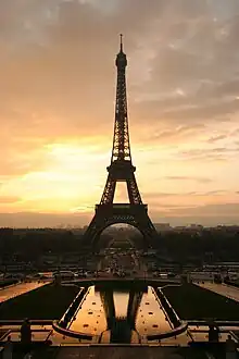 La tour Eiffel, l'un des symboles les plus célèbres de Paris et par extension de la France.