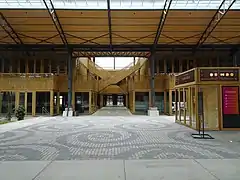 Magasins et bureaux sous les halles latérales.