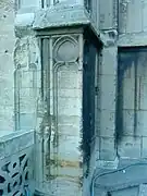 Détail de la décoration des contreforts de la tour. Les parties restaurées ont un unilobe brisé.