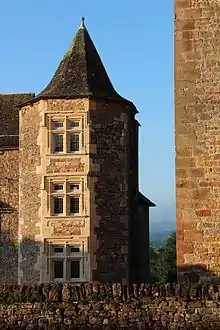 La tour hexagonale du château de Tholet.