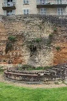Vue de vestiges d'une tour adossée à un mur