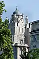 Deux tours coiffées de dômes en bulbe encadrent la façade principale, évoquant à la fois le Moyen Âge, l'Orient et le baroque.
