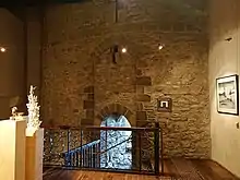 Photographie de la porte d'entrée dans la tour.