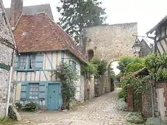 La tour porte et la maison bleue.