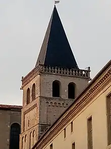 Le clocher avec ses bandes lombardes