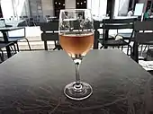 Photographie en couleurs d'un verre de vin rosé.