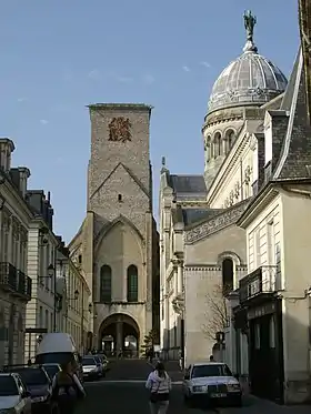 La tour Charlemagne vue depuis la rue Descartes