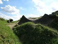 Morceaux de la tourelle de 75 mm du fort de Vaux, détruite par l'explosion des charges de démolition à la suite d'un coup au but d'un obus allemand.