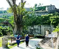 Touristes approchant l'entrée du Fort