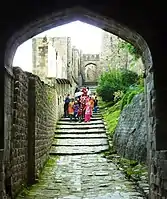 Touristes visitant l'intérieur du Fort de Kangra