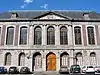 Bibliothèque publique, anciennement Hôtel des Anciens Prêtres, situé Place de l'Eveché à Tournai