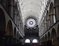 Les tribunes (2e niveau) de la cathédrale de Tournai.