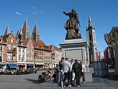 La Grand-Place, le beffroi et la cathédrale Notre-Dame de Tournai.
