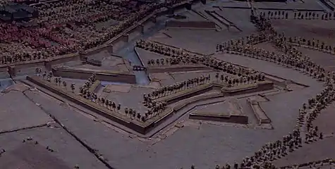 Vue sous un autre angle du même ouvrage à cornes, sur le plan-relief de Tournai.