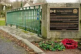 Mémorial en hommage des soldats Canadiens "The Calgary Highlanders" morts le 13 août 1944 à Clair-Tison pour la prise du pont sur la rivière Laize, reliant les communes de Tournebu et Potigny, Calvados.