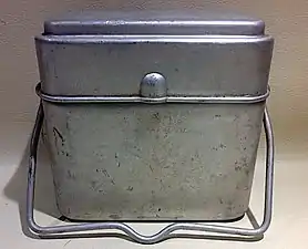 Cantine portative, boite à repas militaire, boite à fricot, quart réglementaire, gamelle de chantier ou popotte produite en 1939.