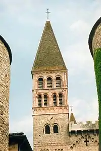 L'une des tours de l'abbaye Saint-Philibert de Tournus.