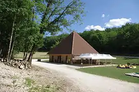 Le bâtiment d'accès à la grotte de Tourtoirac