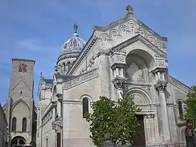 La Basilique Saint-Martin de Tours, succédant en 1886 à un édifice roman détruit un siècle plus tôt.