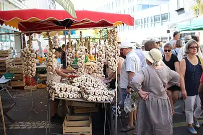 Un étal vendant de l'ail, non loin des Halles de Tours.