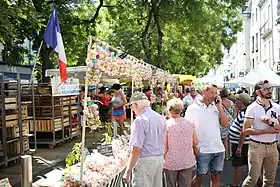 Un étal vendant de l'ail, à la foire à l'ail et au basilic de Tours, sur la Place du Grand-Marché, en 2018.