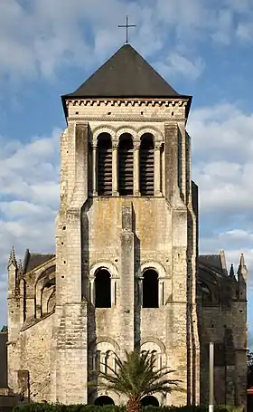 La tour-porche de l'ancienne abbatiale