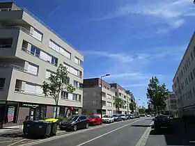 Vue de la rue Denis-Mayer, avec à gauche la résidence Soléo.
